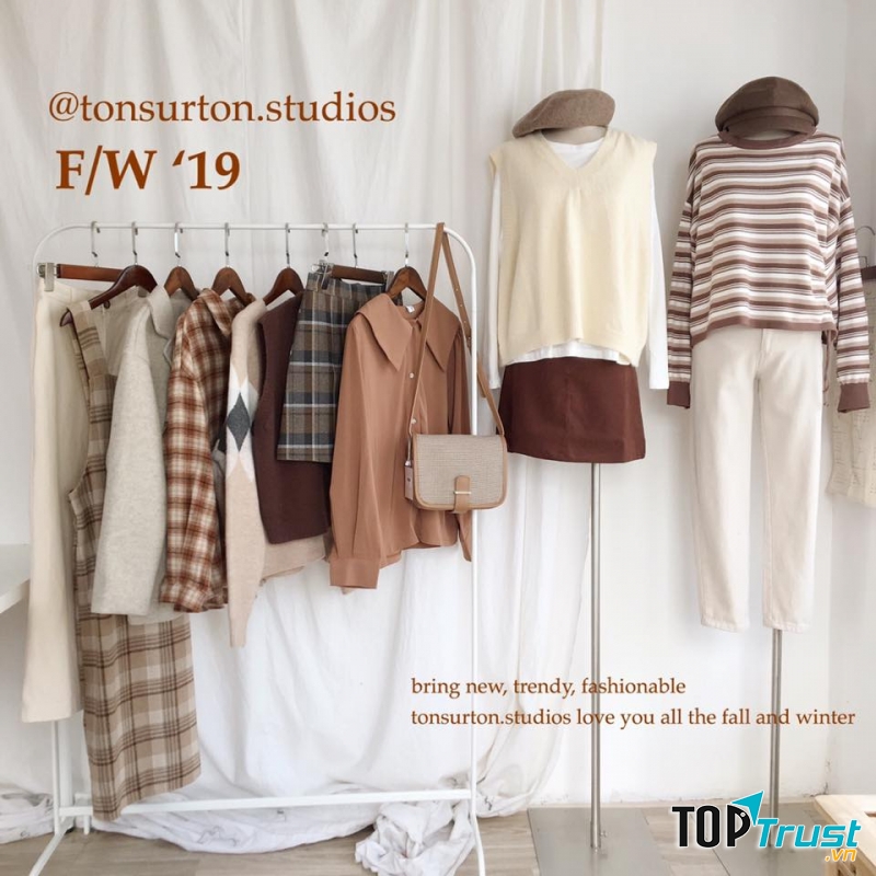 Vẫn là những mẫu thiết kế mang kiểu dáng Hàn Quốc, Quảng Châu thời thượng nhưng cách phối lại mang phong cách tone hoàn hảo