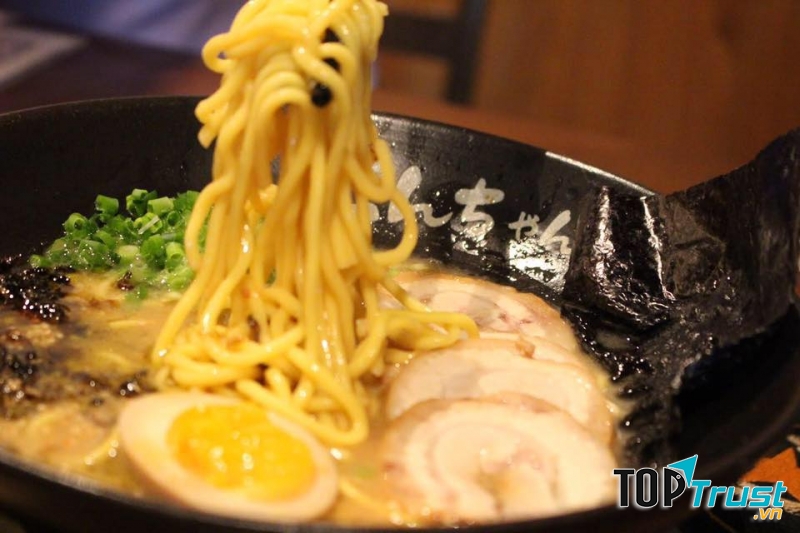 Quán mì này có 3 loại mì cho bạn lựa chọn là Miso, Shoyu và Shio với ba size nhỏ, vừa, lớn rất thuận tiện cho thực khách