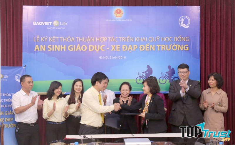 Bảo hiểm nhân thọ trao tặng xe  đạp cho các em có hoàn cảnh khó khăn