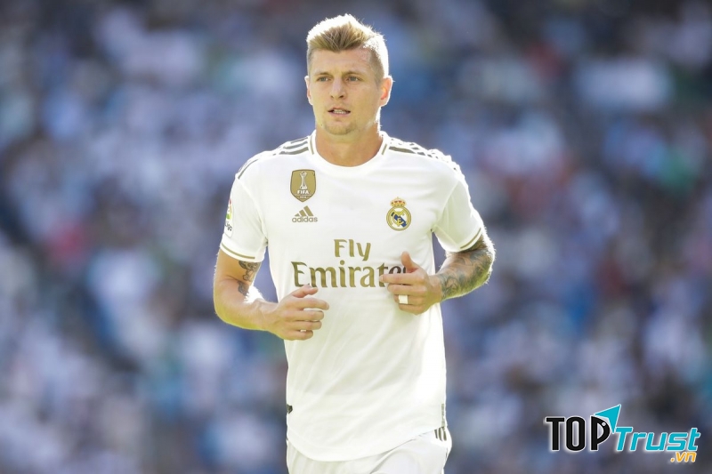 Đá ở hàng tiền vệ Real Madrid cùng với Luka Modric là Toni Kroos.