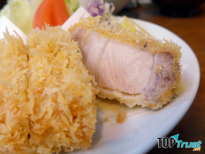 Mặc dù có rất nhiều nơi của Nhật Bản chế biến món này, nhưng duy chỉ có Nagoya là cho ra món Tonkatsu ngon nhất, hương vị đặc biệt khó quên nhất.
