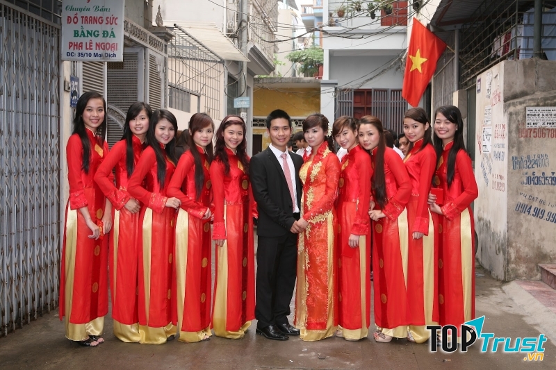 Nghề bê tráp thuê đang trở nên hot với các bạn sinh viên