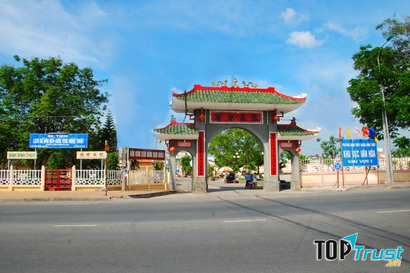 Hình chụp cổng đình từ xa