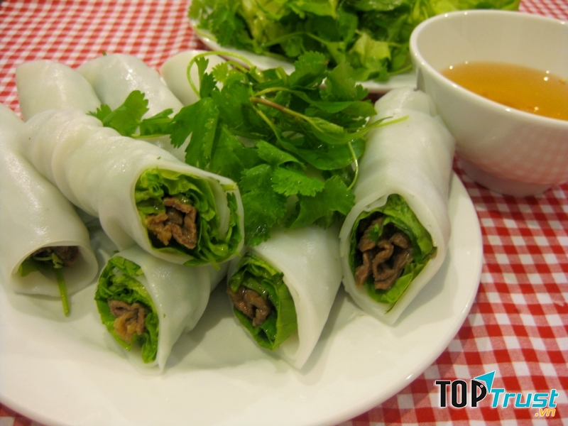 Phở cuốn﻿ là món ăn đơn giản từ thịt bò tái lăn, kết hợp cùng rau sống.
