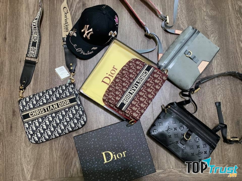 TOP - Fashion còn bán cả các loại túi ví nam, giày, dép,.... mang phong cách trẻ trung, năng động, giá cả lại hợp lý