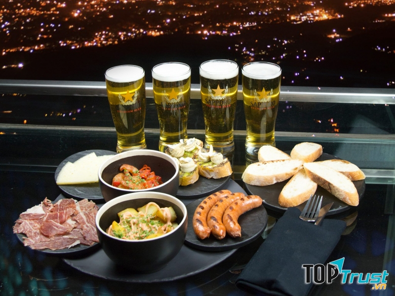 Thưởng thức bữa tối tại Top of Ha Noi