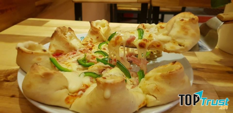 Món bánh pizza hấp dẫn tại quán