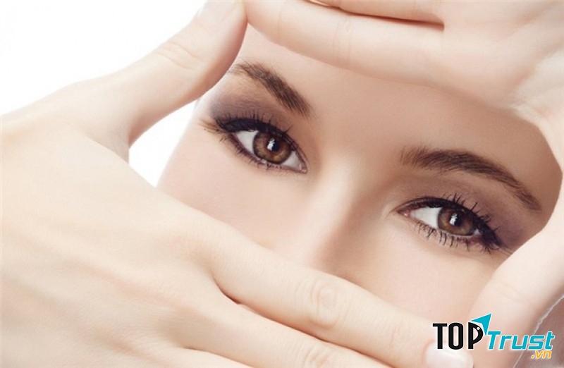 Các vitamin trong quả việt quất giúp đôi mắt sáng tinh anh