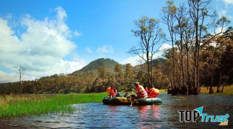 Tour chèo thuyền ngắm lá phong Đà Lạt được tổ chức bởi Hoa Dalat Travel