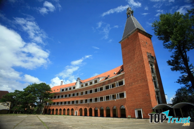 Tour du lịch kiến trúc Đà Lạt được tổ chức bởi công ty Latour Đà Lạt