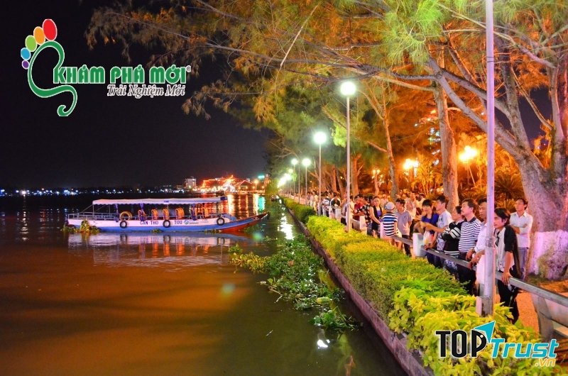 Không khí yên bình và phong cảnh miền sông nước hữu tình.
