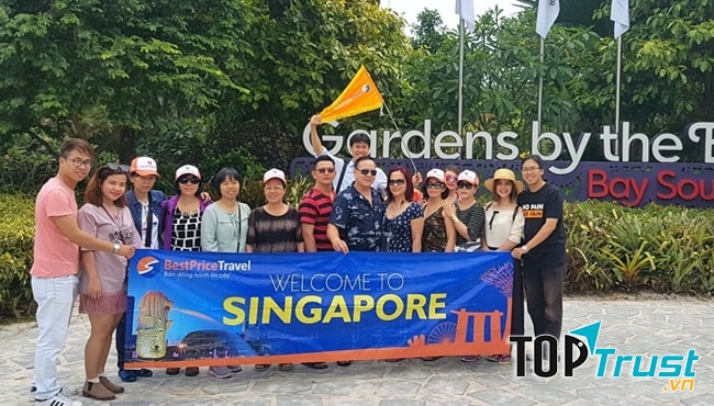Đoàn khách của BestPrice Travel chụp tại Garden by the Bay