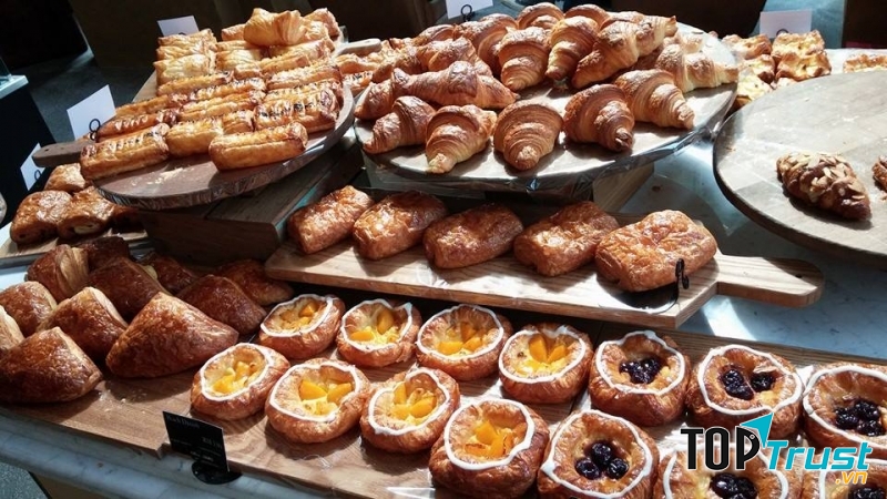 Rất nhiều loại bánh.