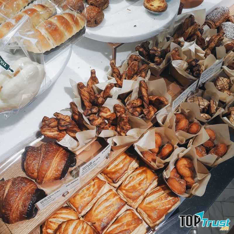 Tous Les Jours có nhiều chi nhanh tại Sài Gòn, cửa hàng nào cũng khang trang và bắt mắt.