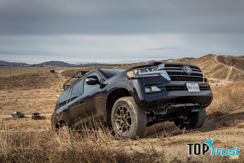 Nếu bạn cần băng qua một lục địa bị chiến tranh tàn phá, cung cấp viện trợ cho các khu vực sa mạc xa xôi, hoặc tìm sự bình yên và yên tĩnh trên những ngọn đồi, thì Toyota Land Cruiser là một lựa chọn không thể phù hợp hơn.