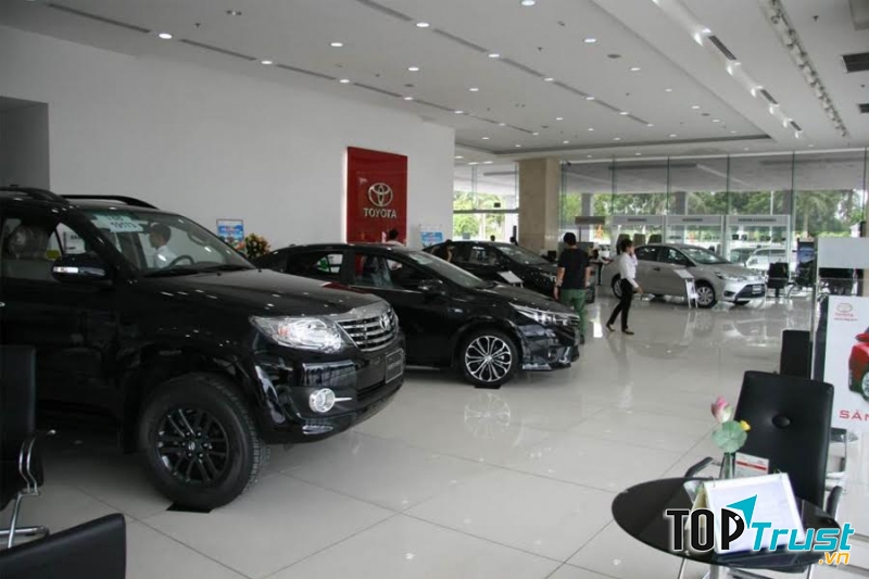 Phòng triển lãm xe Toyota Long Biên