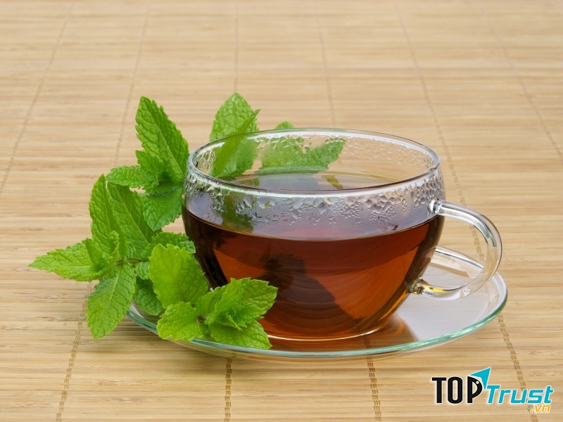 Trà bạc hà nóng.