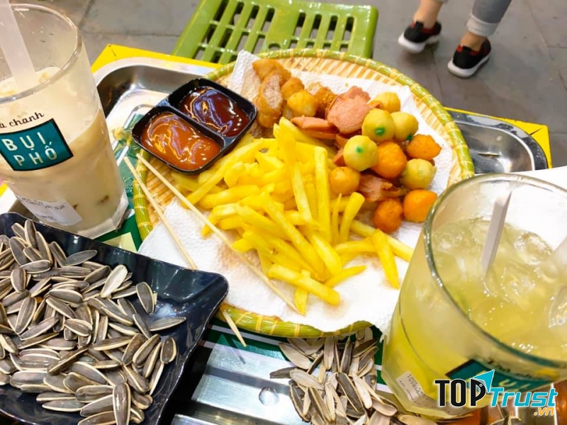 Ngoài trà chanh, quán còn rất nhiều đồ ăn vặt