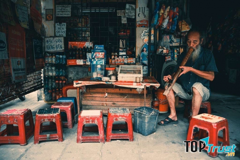 Quán trà đá chỉ cần một cái bàn, vài chiếc ghế, phích nước và ấm trà