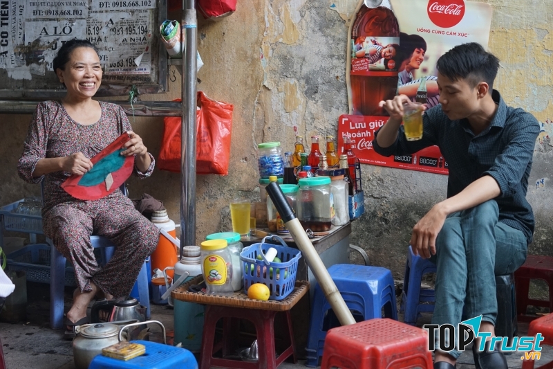 Với người Hà Nội, trà đá vỉa hè như một phần không thể thiếu
