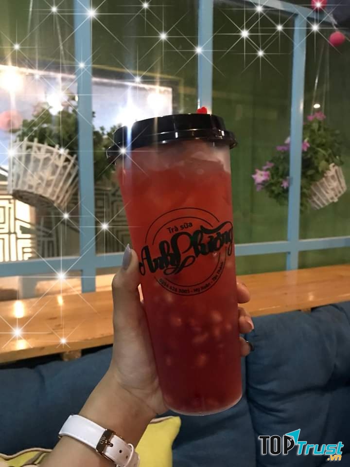 Ly trà sữa đầy ắp