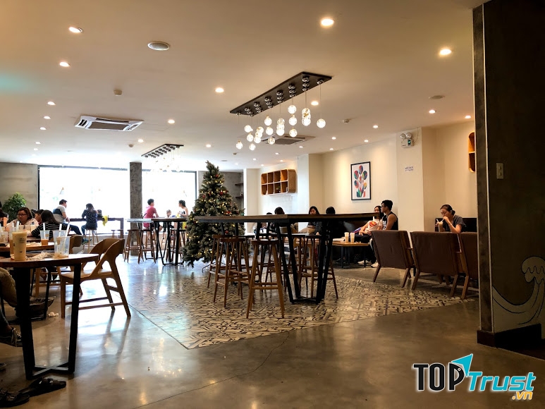 Bên cạnh chất lượng trà sữa, yếu tố giúp R&B Tea ghi điểm trong lòng khách hàng còn là những hạt trân châu “siêu bự” với nhân bên trong chỉ nhìn thôi đã đủ khiến các tín đồ trà sữa “phát cuồng”.