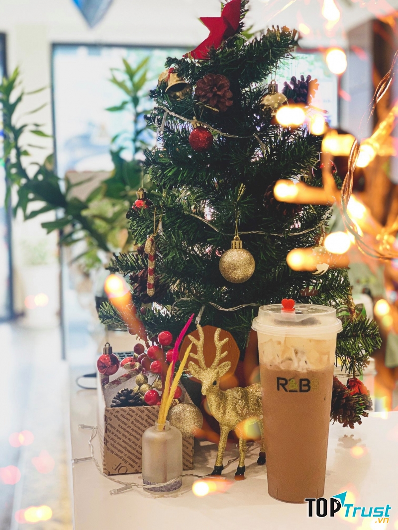 Quán trà sữa R&B Tea được trang trí theo tông trắng làm chủ đạo cùng ánh đèn vàng khiến cho không gian lại càng trở nên sang trọng, rộng rãi và sáng sủa hơn bao giờ hết