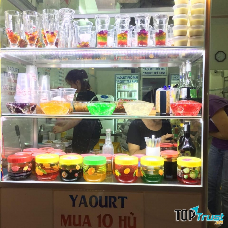 Các loại thạch trái cây ở đây có màu sắc khá bắt mắt trông như những viên pha lê sáng đủ màu