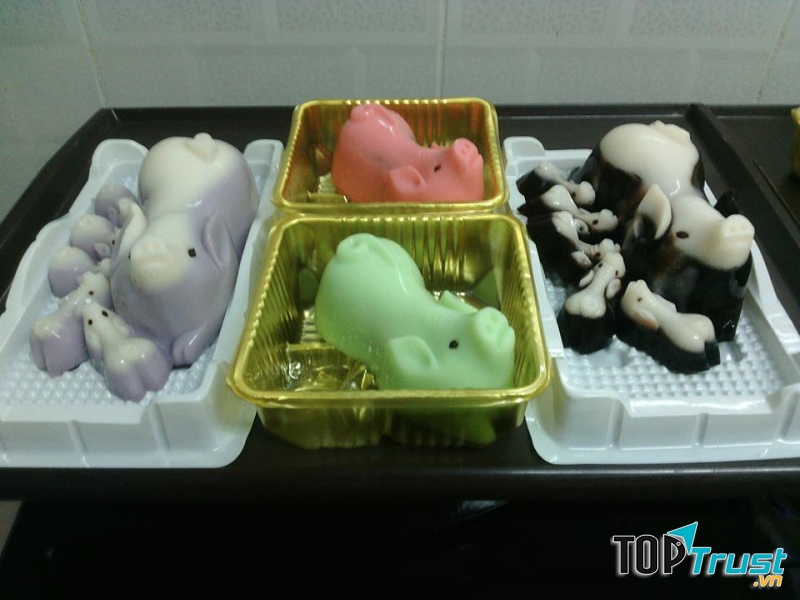 Ngoài trà sữa thì quán còn có thêm chè khúc bạch, pudding dưa lưới, bánh plan rau câu