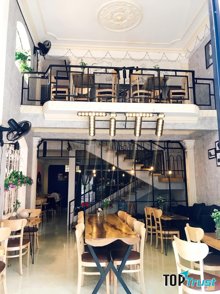 Không gian tại TiTi - Milk Tea & Food rộng rãi, thoáng mát. Với thiết kế cực kỳ sang trọng và ấm cúng, cách sắp xếp, bố trí bàn ghế và vật dụng rất hợp lý, giúp thực khách luôn cảm thấy thoải mái và hài lòng khi tới đây