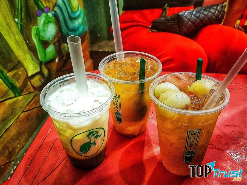 Cũng bởi quán Trà Sữa Wozzi có đồ ngon và giá lại rẻ nên hầu như lúc nào cũng đông khách