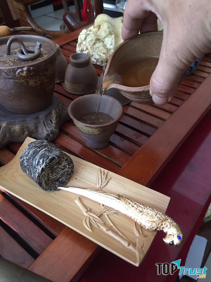 Những bộ trà cụ độc đáo là một trong những điều thu hút thực khách (Nguồn: Fanpage: Trà Thất Bồ Đề Đạt Ma)