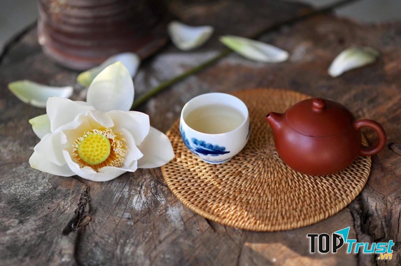 Tận hưởng tách trà trong vắt xoa tan bao muộn phiền tại Trà Thất Hoa Sen (Nguồn: Fanpage: Trà Thất Hoa Sen)