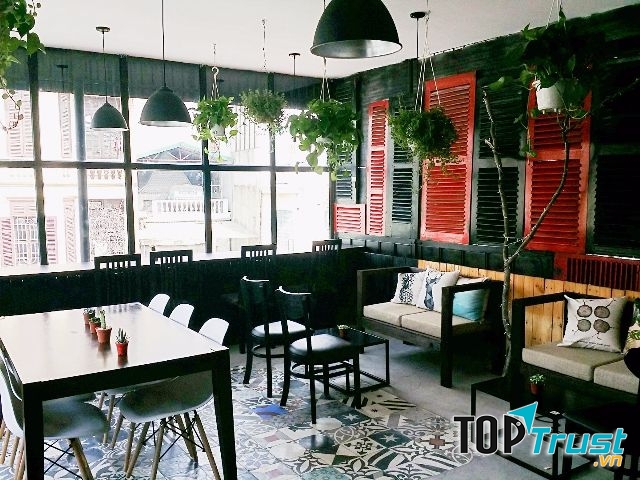 Tracce Tea And Coffee Shop có hai tầng, mỗi tầng đều có cách decor khác nhau và có những góc riêng để bạn có thể ngồi  nói chuyện, làm việc, đọc sách.