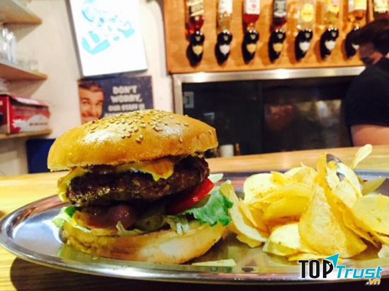 Hamburger ở Tracy's Pub and Grill