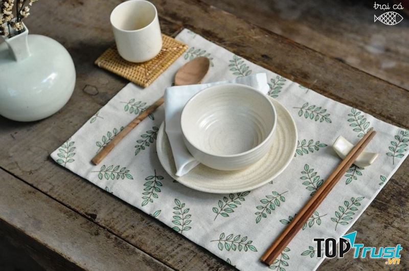 Set 5 món gồm bát, đĩa, gác đũa, cốc và lót cốc ở Trại Cá home có giá 195.000 đồng.