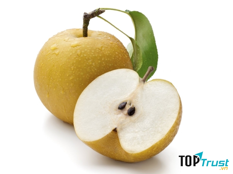 Ăn những loại trái cây giòn và nhiều chất xơ như táo, lê cũng góp phần cải thiện màu răng.