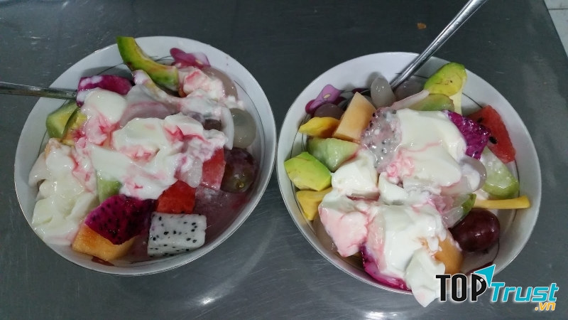 Một tô trái cây đầy ụ với nhiều loại trái cây tươi ngon và giá rất phải chăng