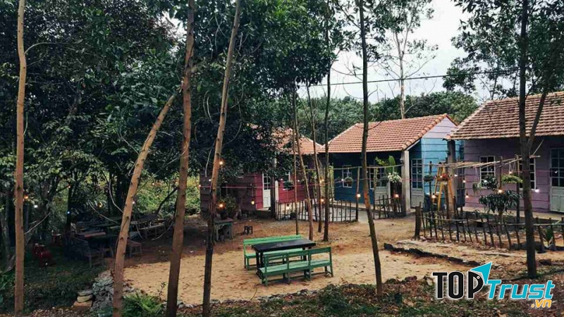 Ẩn mình giữa thiên nhiên núi rừng làng quê bạt ngàn cây, chan hòa nắng gió