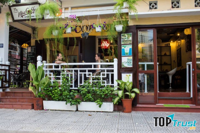 Bên ngoài của quán cà phê Mia