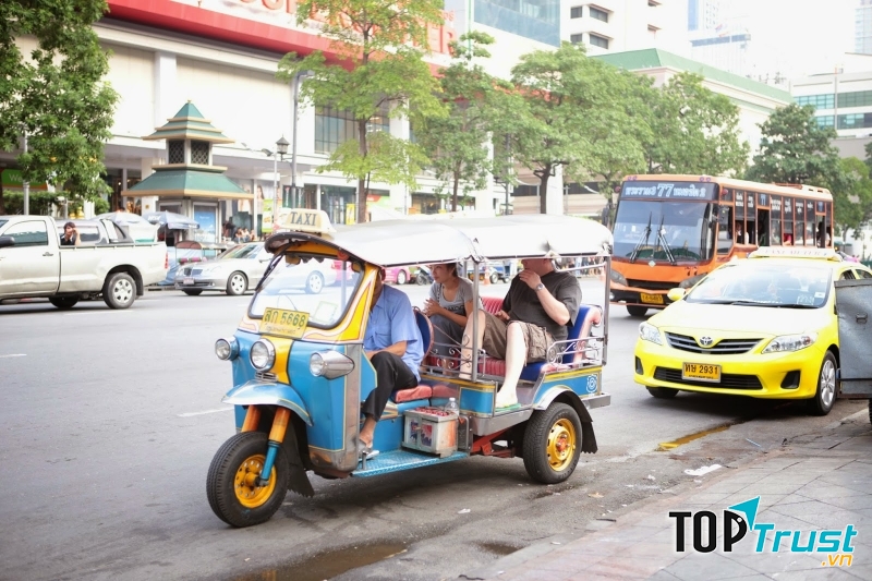Đi lại bằng xe tuk tuk là trải nghiệm bạn nhất định phải thử khi đến Thái Lan (Nguồn: Sưu tầm)