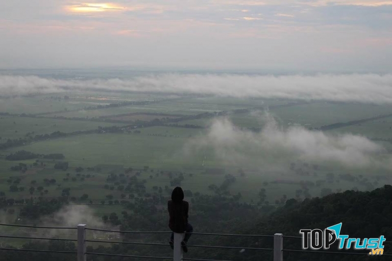 Từ Dồ Hội nhìn xuống cánh đồng, phía xa xa là những đám mây lững lờ trôi