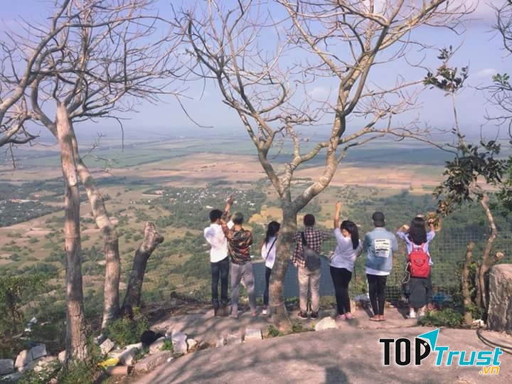 Tạo dáng checkin  trên Dồ Hội