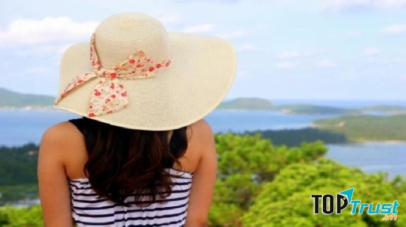 Trên đỉnh ngọn Hải đăng bạn có thể phóng tầm mắt ra xa ngắm nhìn vẻ đẹp bao la của đảo ngọc