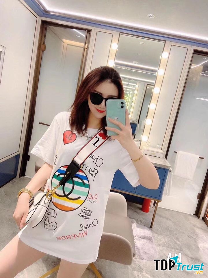 Áo thun ở đây mang những màu sắc nhẹ nhàng, với những tông màu cơ bản rất dễ phối đồ như đen, trắng, hồng,..