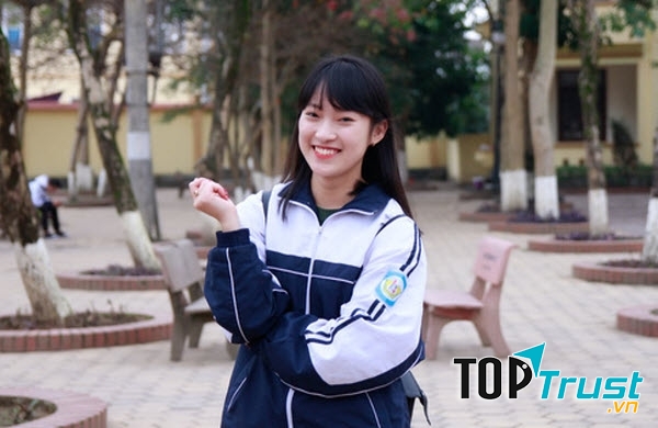 Khánh Vy xinh đẹp trong bộ đồng phục cấp 3