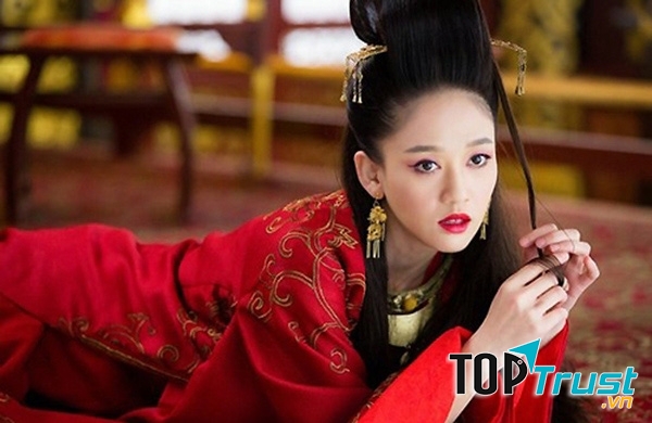 Trần Kiều Ân với vẻ đẹp sắc sảo