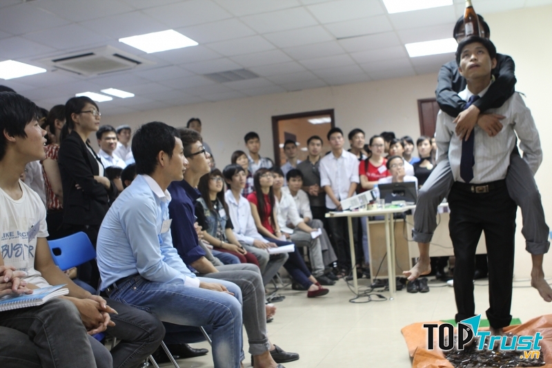 Trần Quốc Hoàn – Thầy giáo dạy học ngồi xe lăn