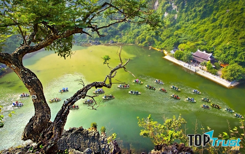Lựa chọn mô hình du lịch sinh thái, khám phá thiên nhiên kết hợp với giá trị lịch sử đã tạo nên một Tràng An xanh, hấp dẫn đầy tiềm năng giữa đất trời Việt Nam