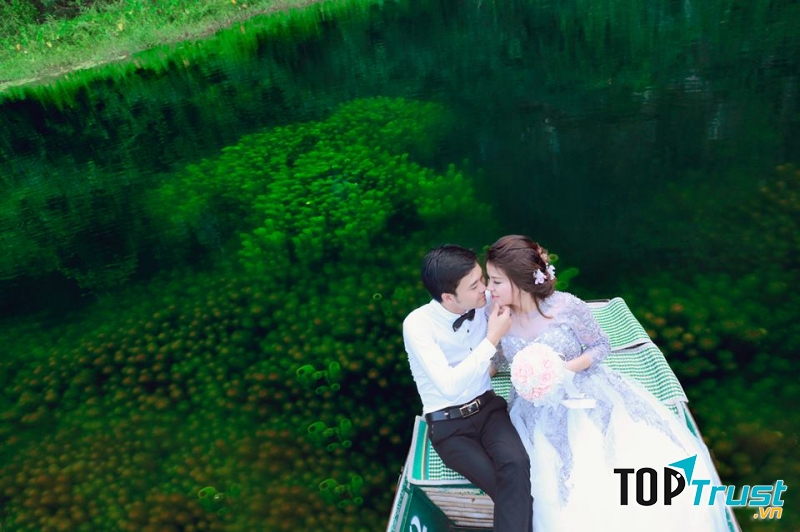 Tràng An với non xanh, nước biếc tạo nên những bức ảnh cưới thơ mộng và đẹp tuyệt vời